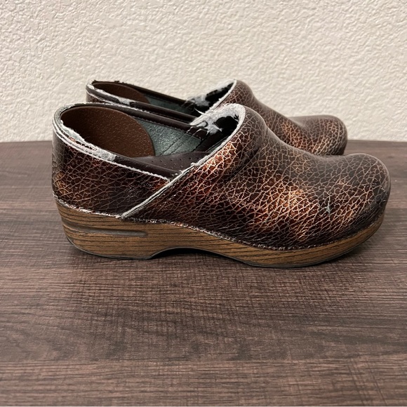 Dansko professional brown texture patent clogs size 38 - Picture 2 of 10